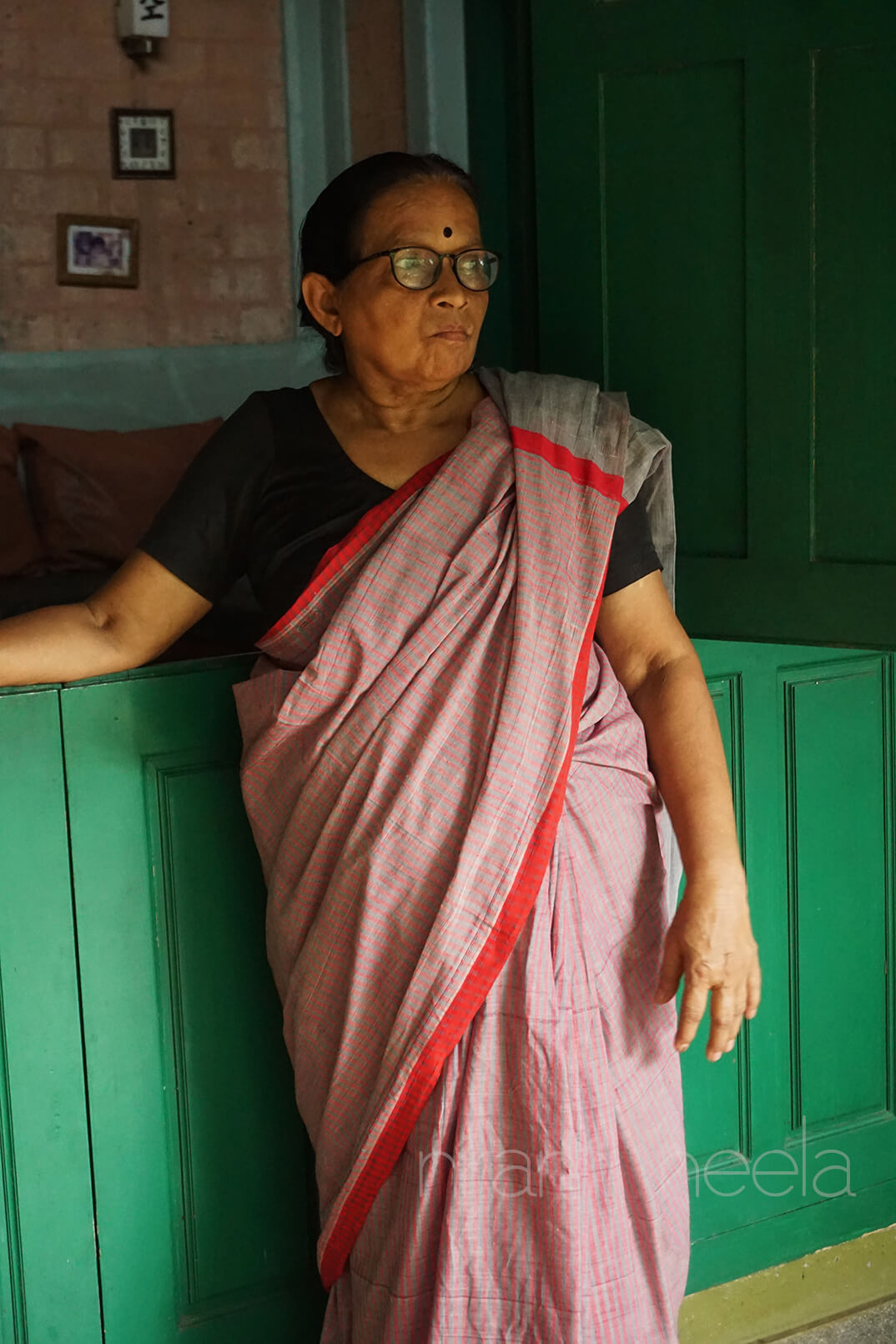 Grey and red herbal dyed Balaramapuram cotton saree | Niram Neela