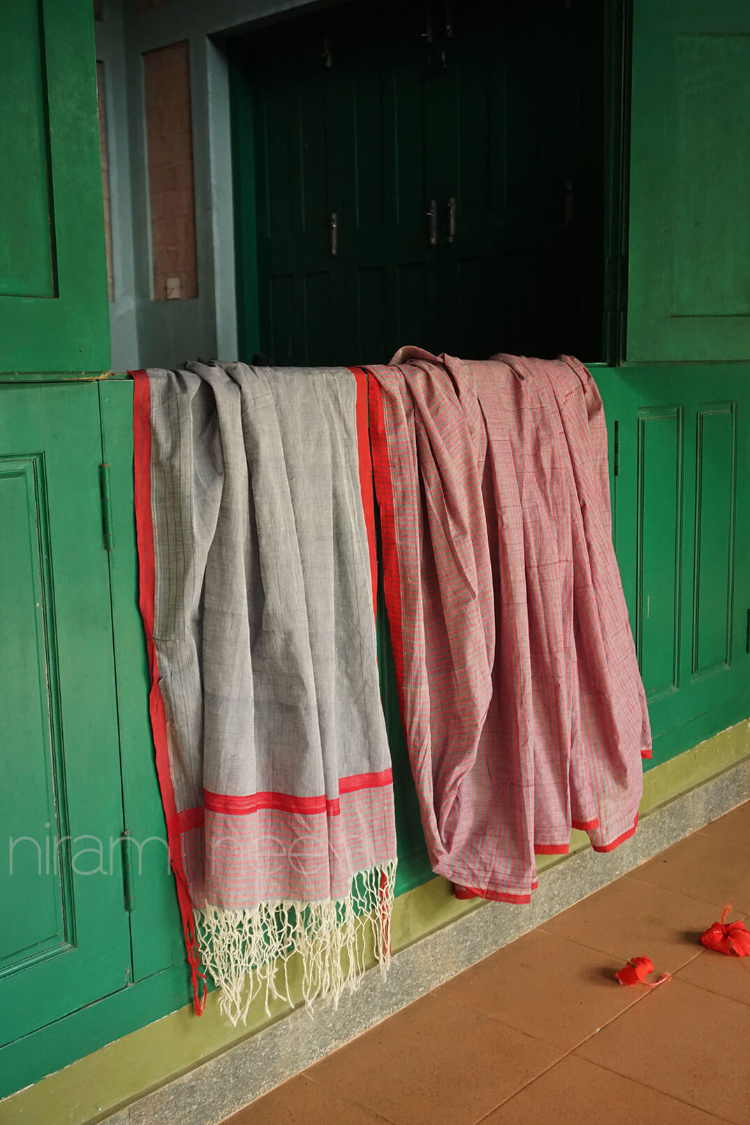 Grey and red herbal dyed Balaramapuram cotton saree | Niram Neela