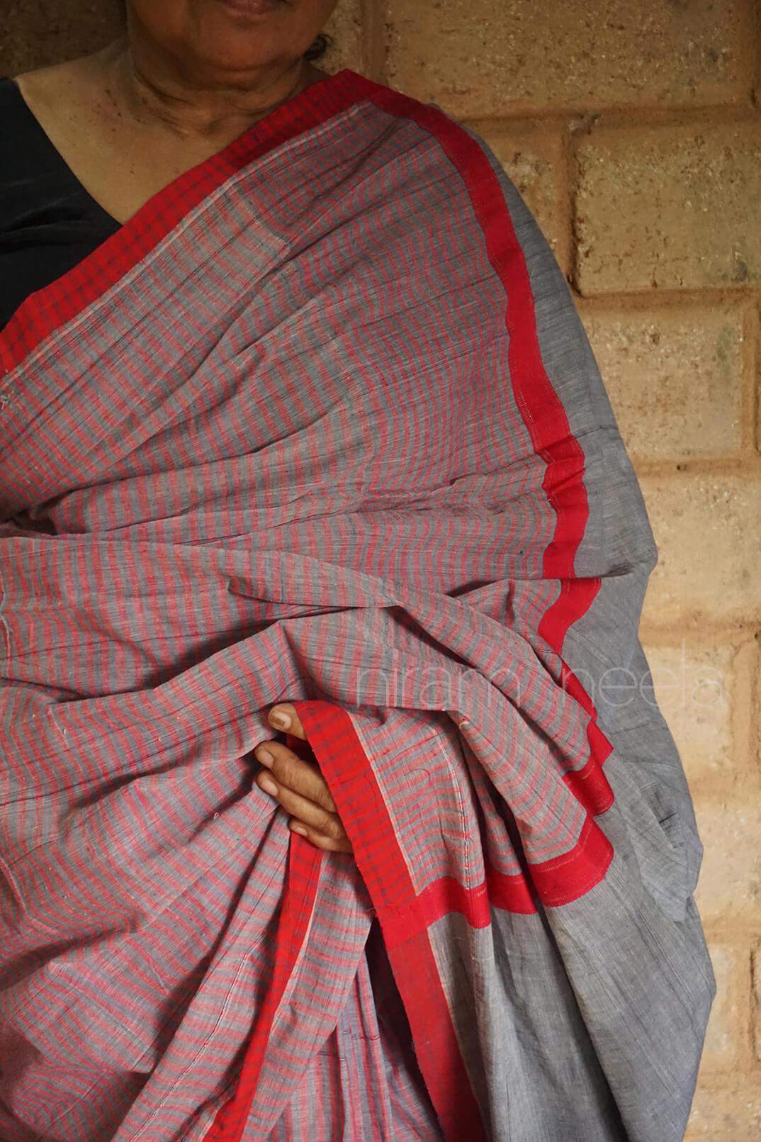 Grey and red herbal dyed Balaramapuram cotton saree | Niram Neela