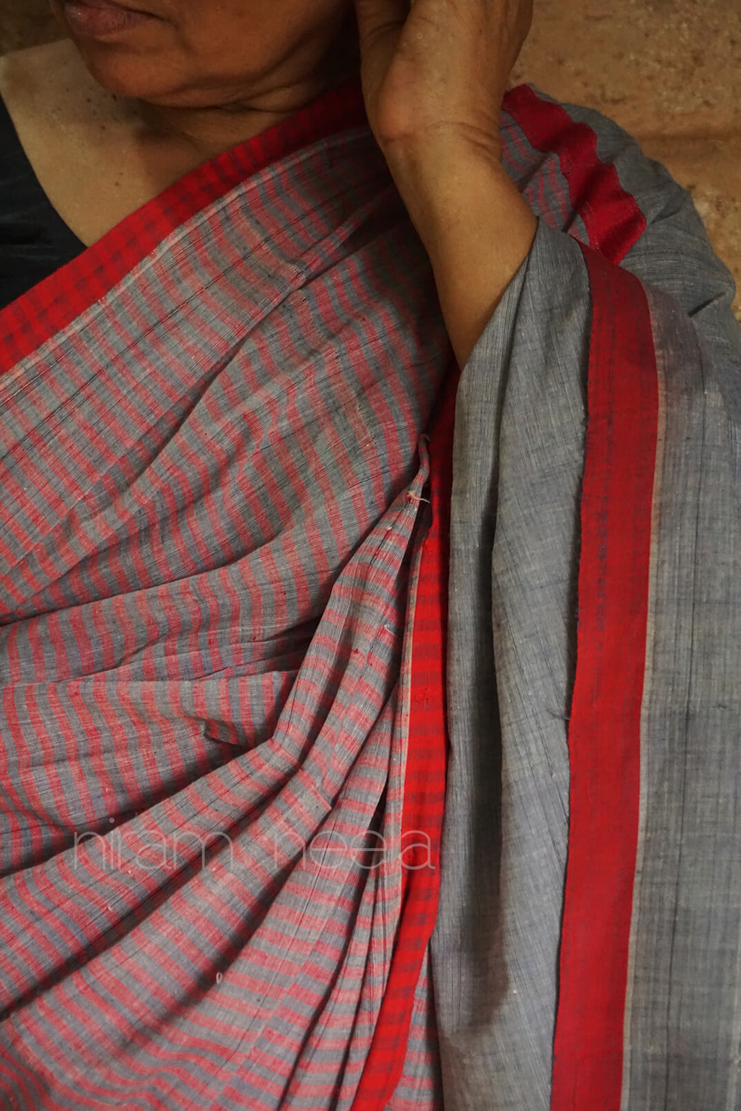 Grey and red herbal dyed Balaramapuram cotton saree | Niram Neela