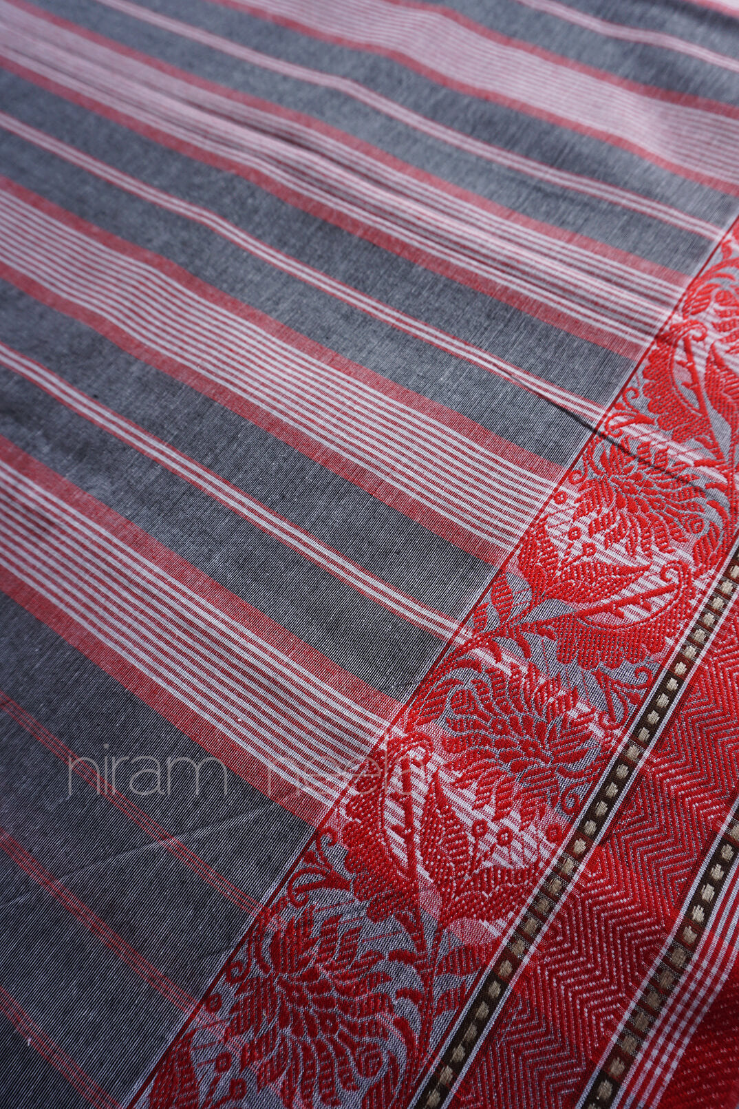 Grey and red Begumpuri cotton saree - Niram Neela