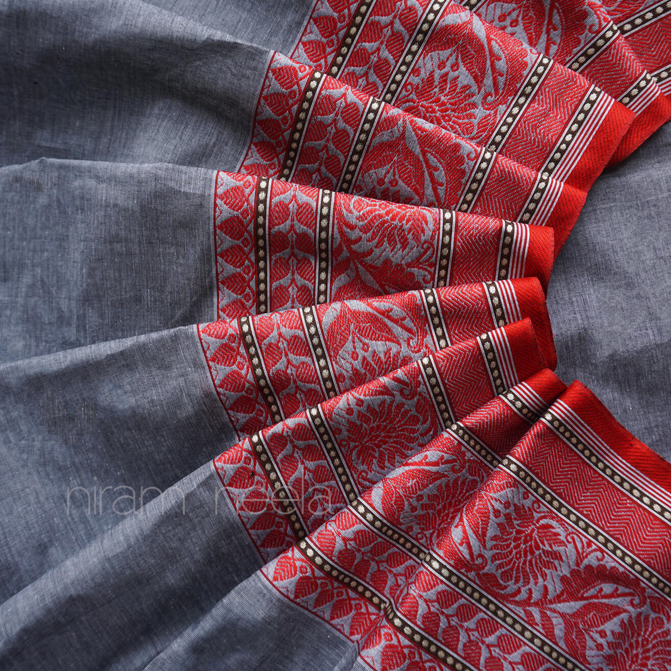 Grey and red Begumpuri cotton saree - Niram Neela