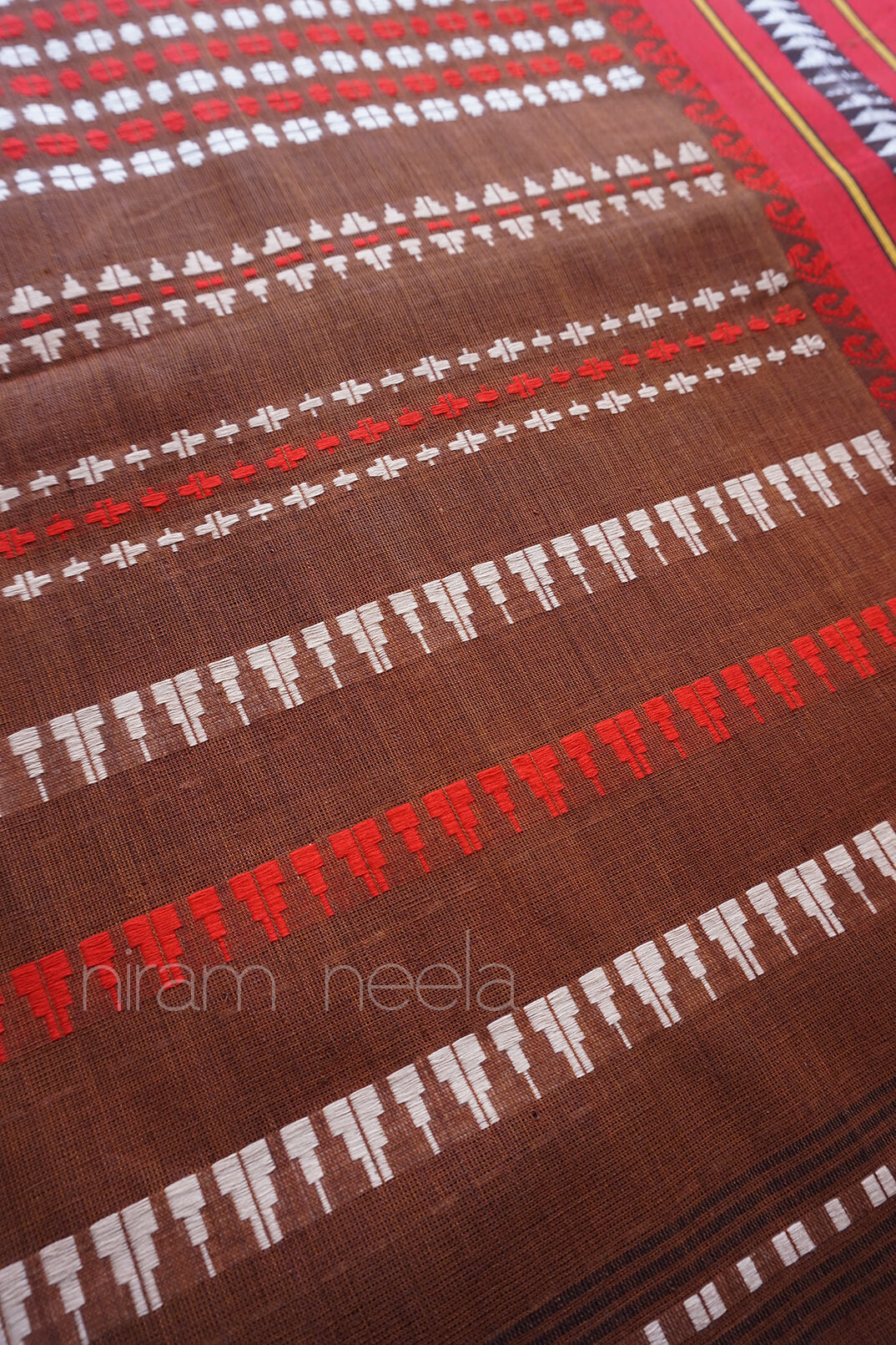 Brown and red Begumpuri cotton saree - Niram Neela