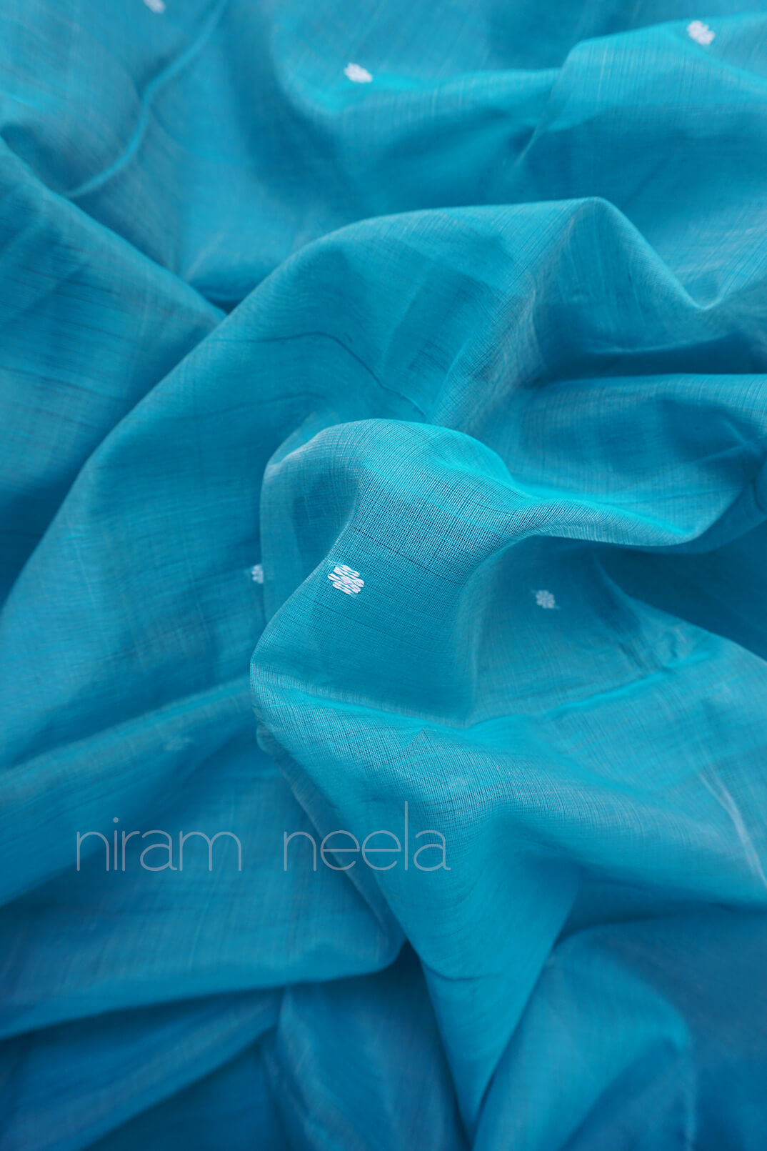 Blue and white Chanderi cotton saree - Niram Neela