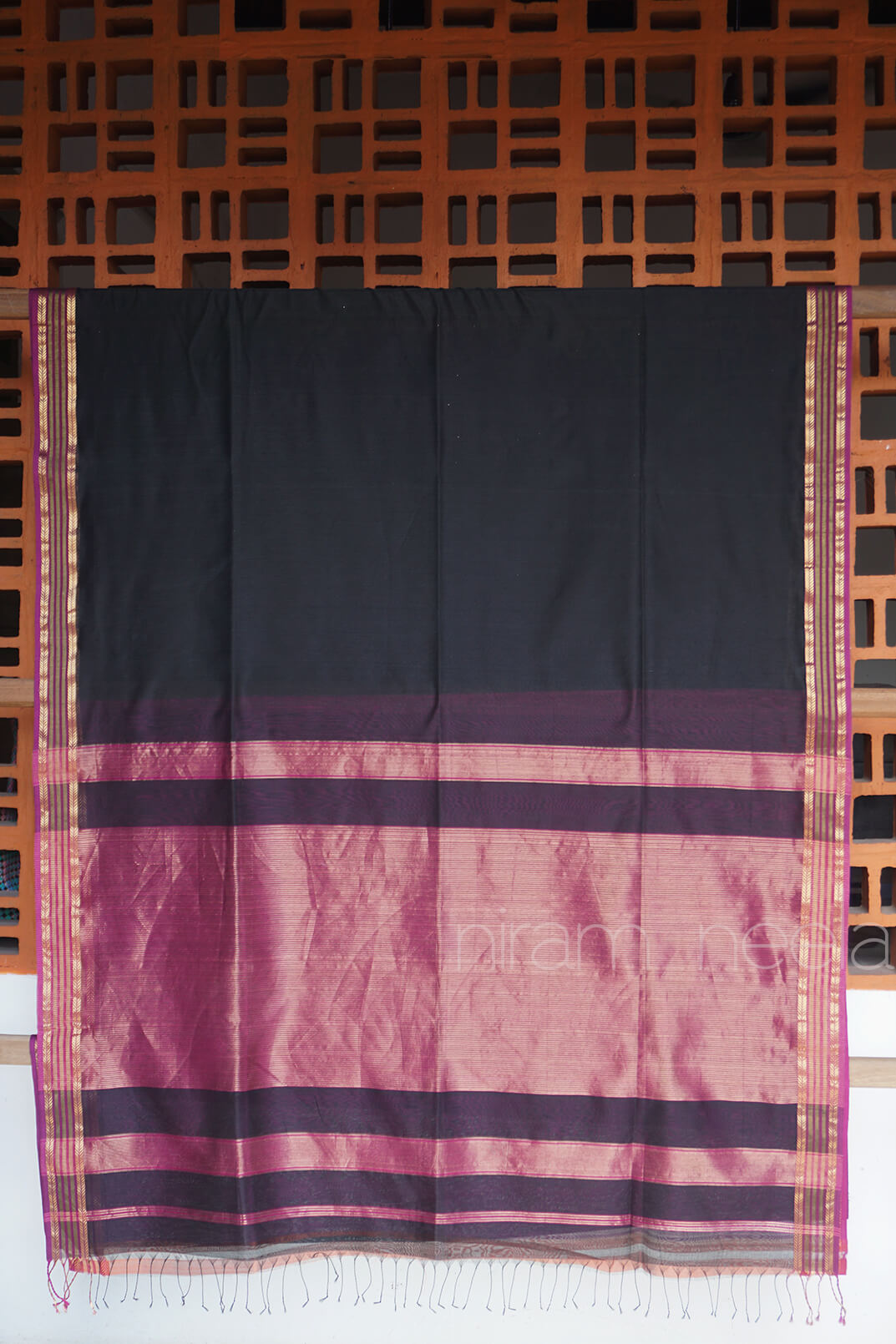 Black and magenta Maheshwari silk cotton saree - Niram Neela