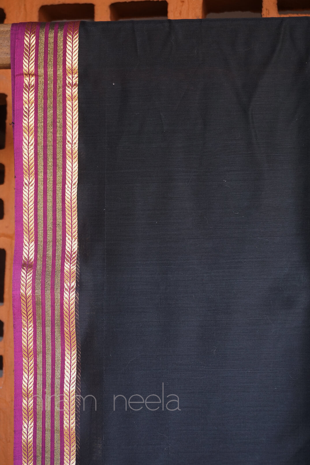 Black and magenta Maheshwari silk cotton saree - Niram Neela