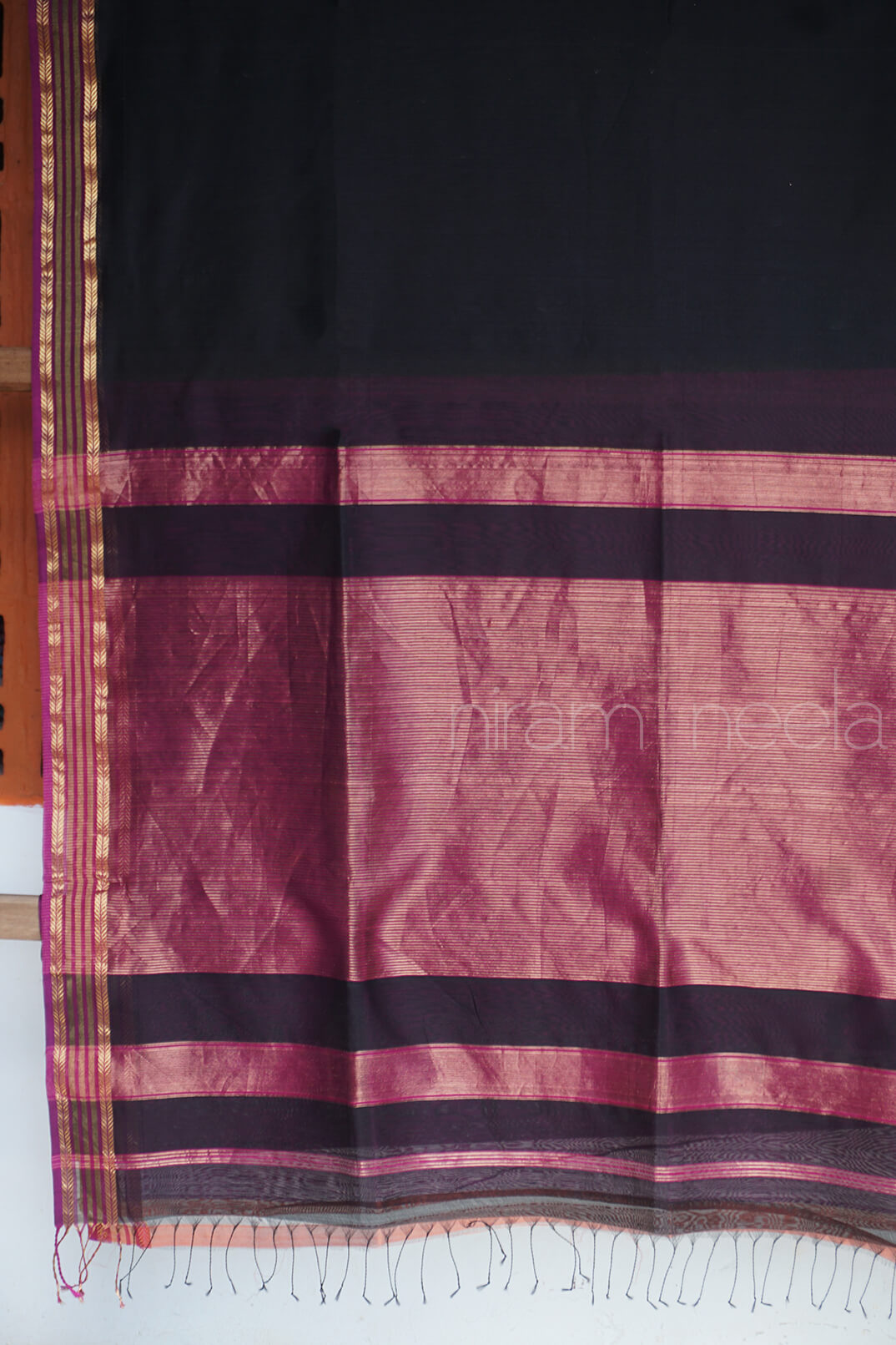 Black and magenta Maheshwari silk cotton saree - Niram Neela