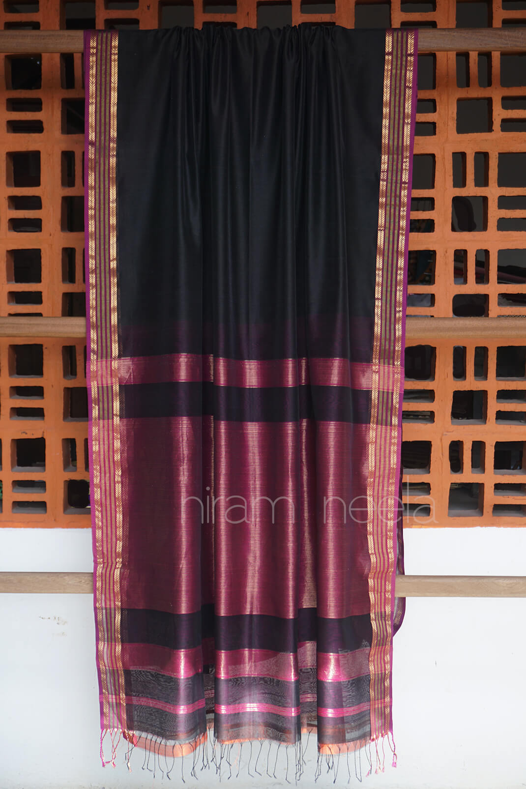 Black and magenta Maheshwari silk cotton saree - Niram Neela