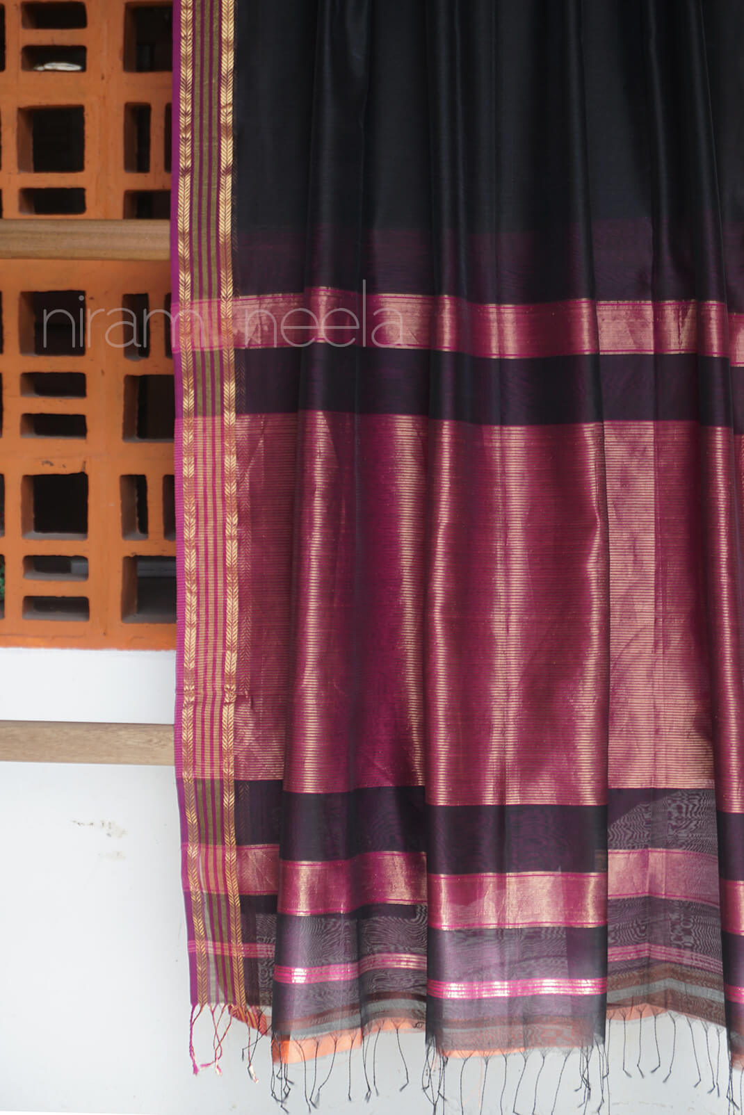 Black and magenta Maheshwari silk cotton saree - Niram Neela