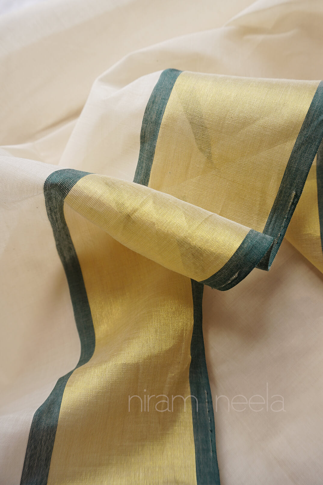 Ivory and dark green Kasavu cotton saree - Niram Neela