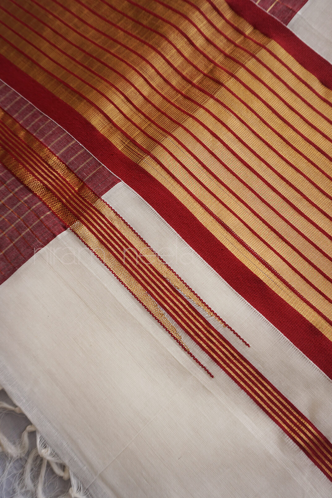 Ivory and red kasavu cotton saree - Niram Neela