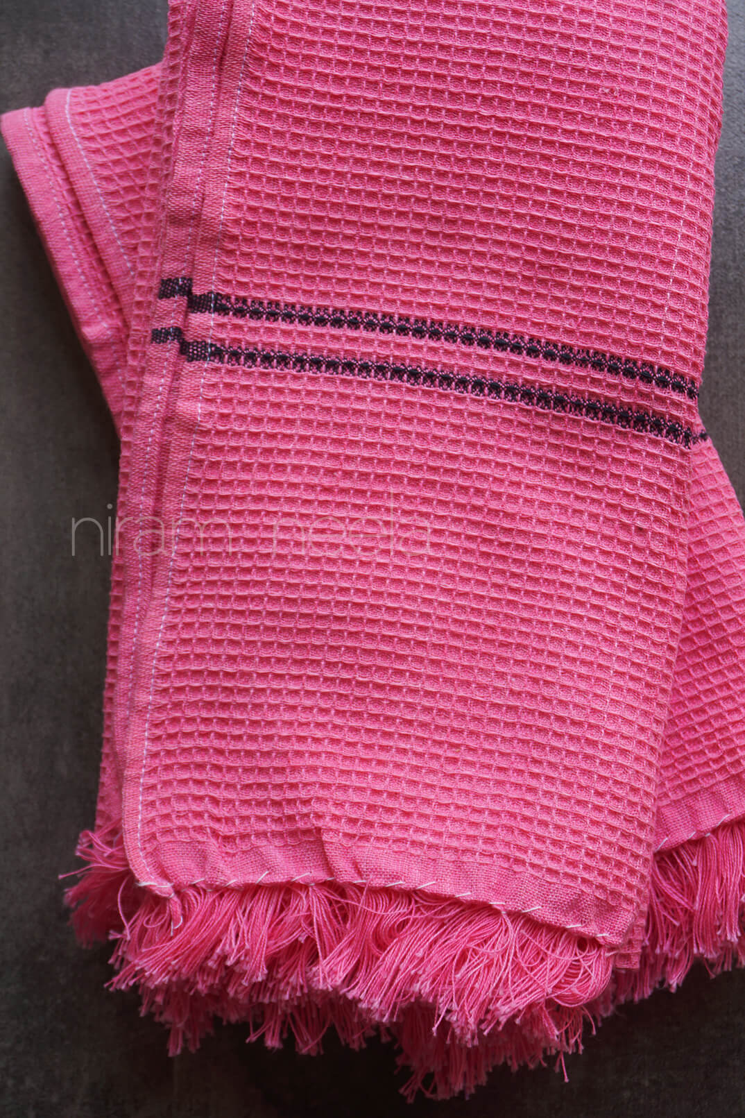 Pink and black cotton bath towel | Niram Neela Bed and bath 