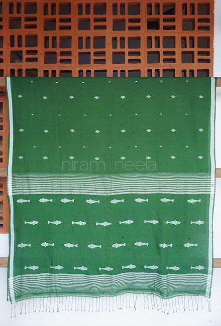 Green and white Bengal jamdani cotton saree - Niram Neela