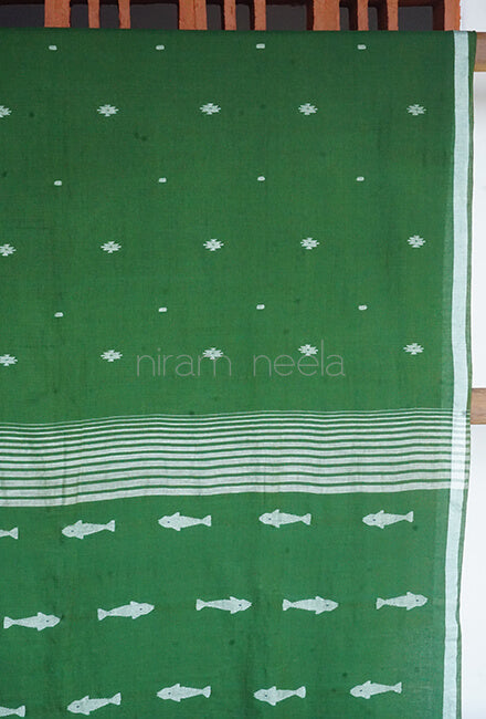 Green and white Bengal jamdani cotton saree - Niram Neela