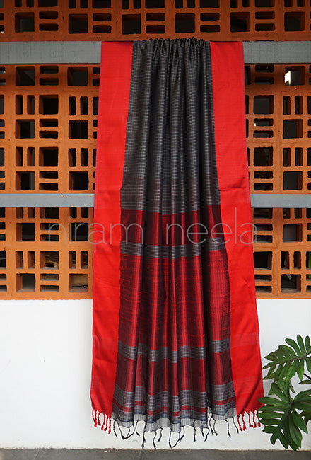 Grey and red Maheshwari silk cotton saree - Niram Neela