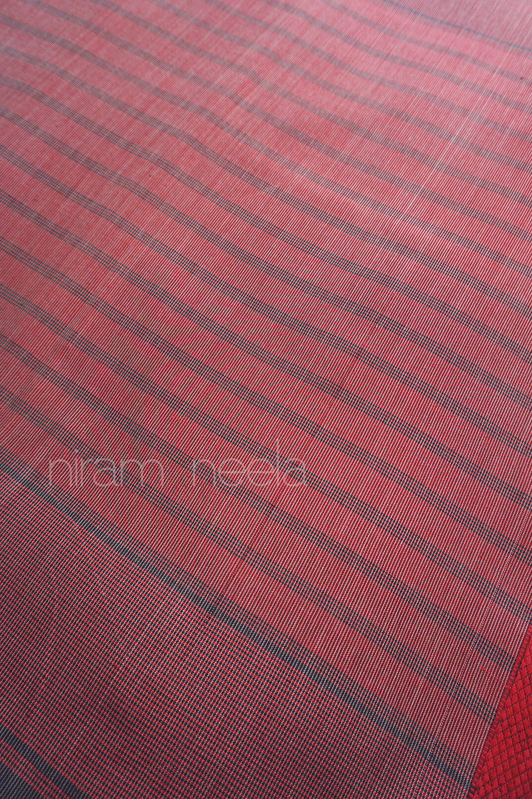 Grey and red Maheshwari cotton saree - Niram Neela