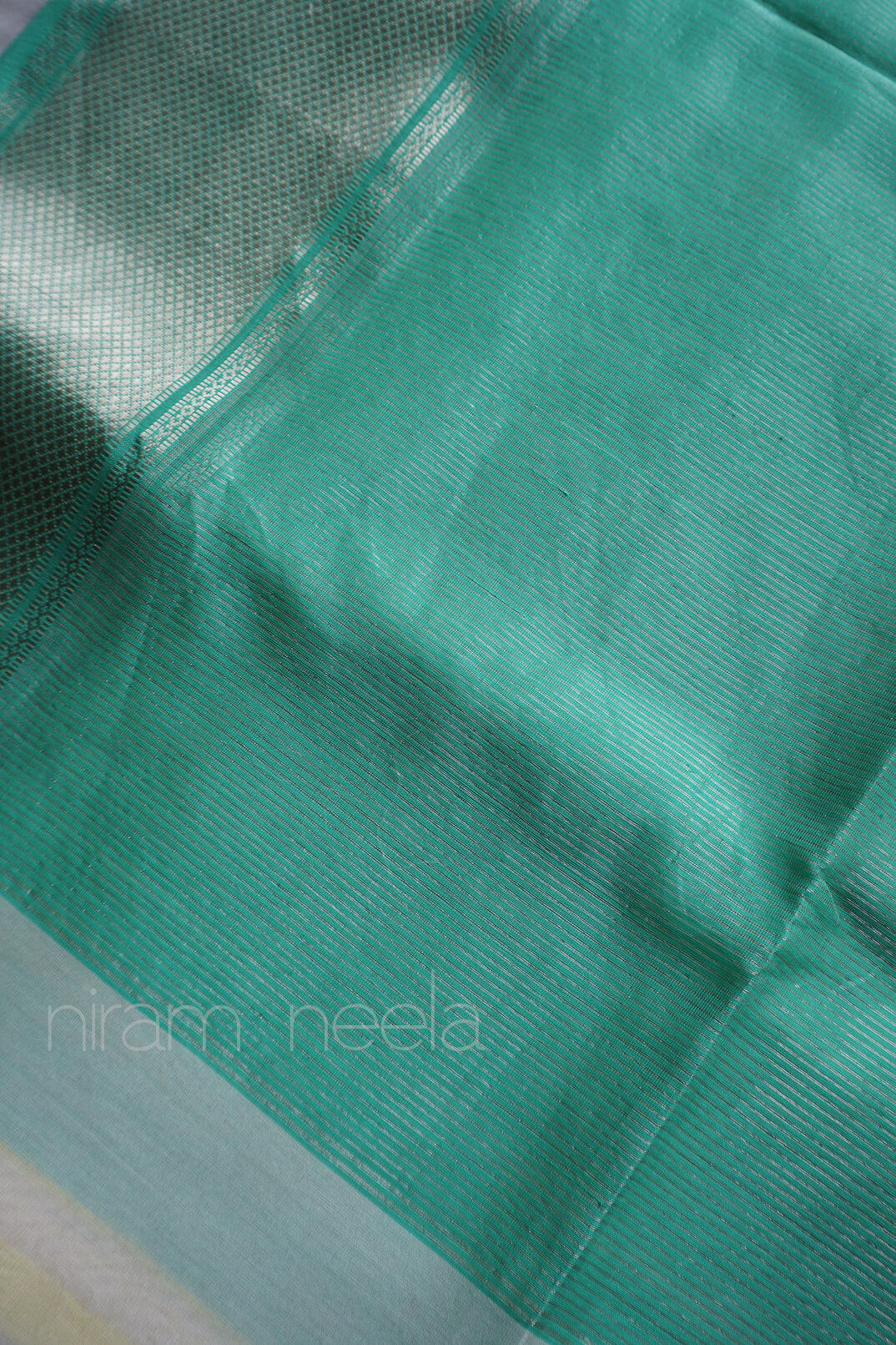 White and teal Maheshwari silk cotton saree - Niram Neela