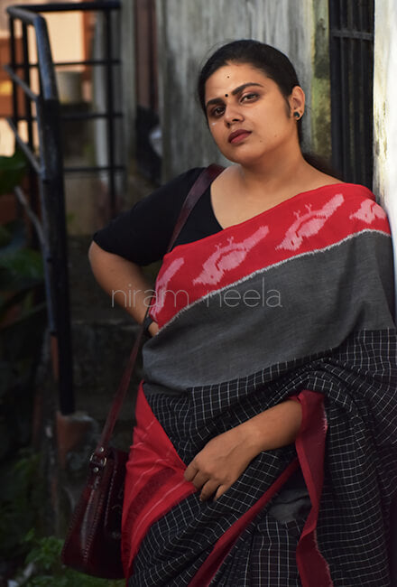 Black and red checkered Pochampally cotton saree - Niram Neela