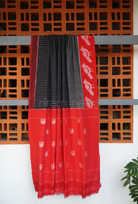 Black and red checkered Pochampally cotton saree - Niram Neela