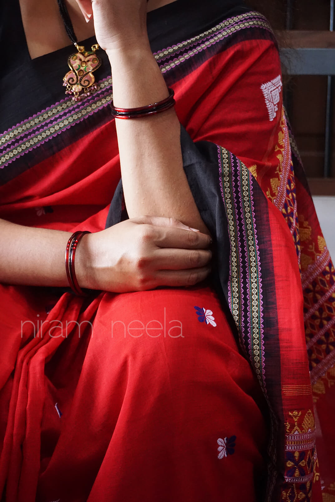 Red and black Bomkai cotton saree - Niram Neela