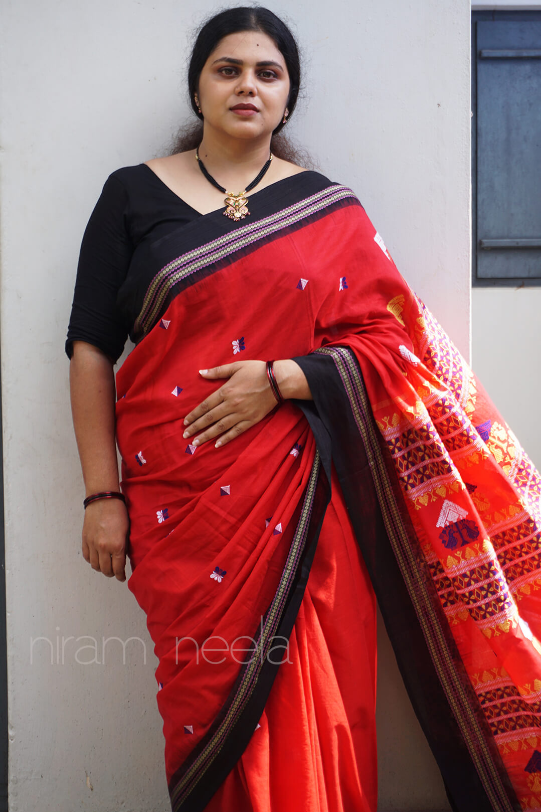 Red and black Bomkai cotton saree - Niram Neela